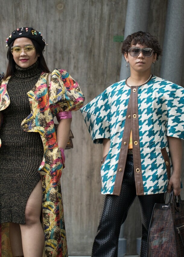 Zwei Personen auf der Fashion Week in Tokyo 2022