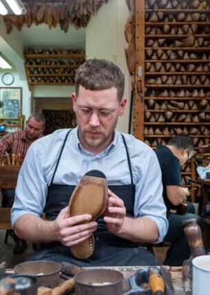Schuhmacher der Maßschuhmacherei Klemann Shoes bei der Arbeit