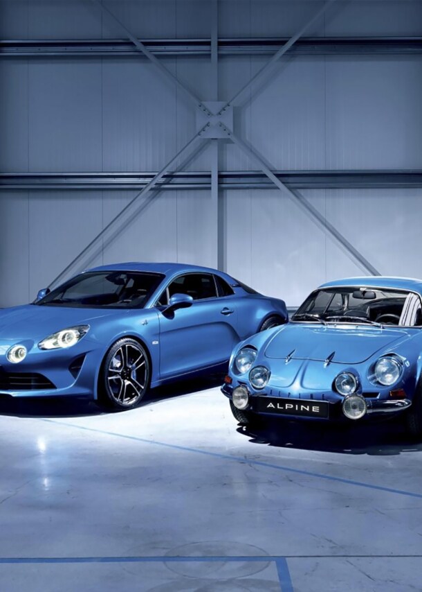 Zwei blaue Autos in einer Halle