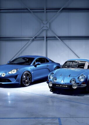 Zwei blaue Autos in einer Halle