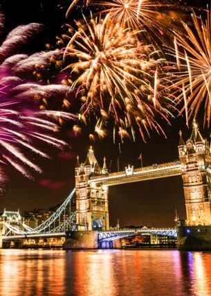 Feuerwerk über der Tower Bridge in London