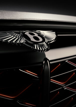 Detailaufnahme eines Logos von Bentley