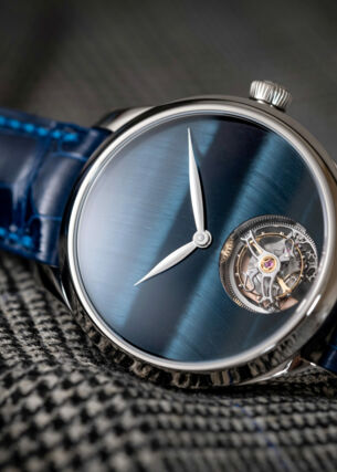 Close-up einer schlichten Uhr in dunklem Blau.