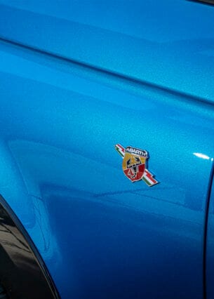 Detail eines blauen Sportautos