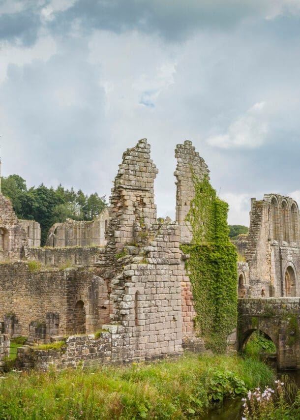 Blick auf die Klosterruine Fountains Abbey in North Yorkshire ,England