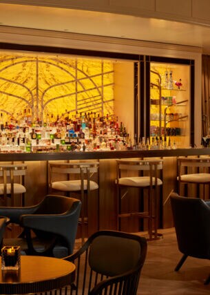 Blick auf die Bar des The Curtain Club im Berliner Ritz-Carlton