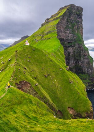 Eine grüne Klippe auf den Färöern