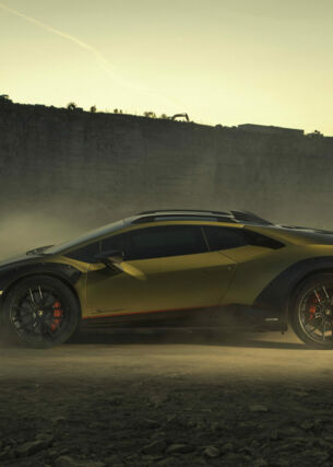 Goldenes Lamborghini-Auto in Golf von der Seite in einem Steinbruch
