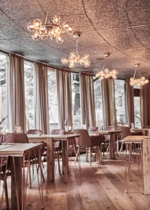 Blick auf Tische und Stühle im Restaurant Jante in Hannover