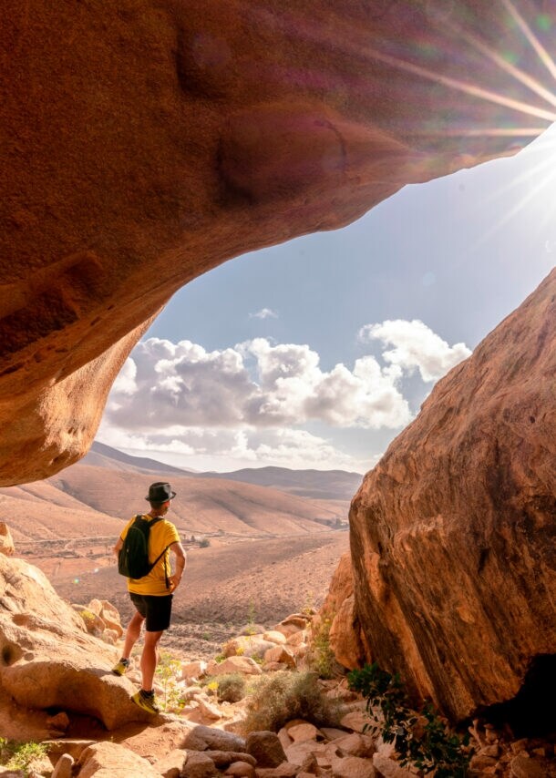 Wanderer auf Fuerteventura blickt auf eine Felsenlandschaft