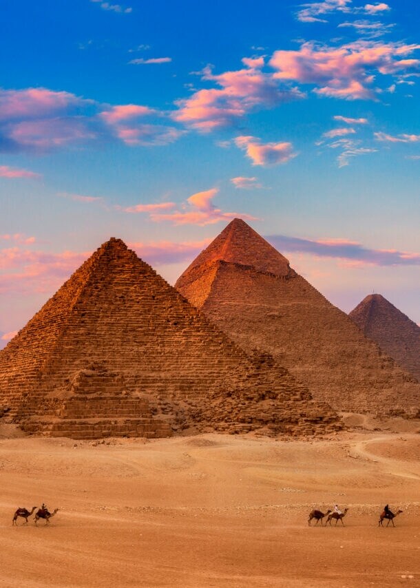 Die Pyramiden von Gizeh im Sonnenuntergang