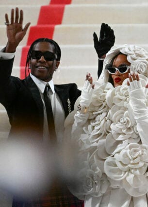 ASAP Rocky and Rihanna in Kostümen von Karl Lagerfeld winken auf der Treppe bei der Met Gala in die Kameras