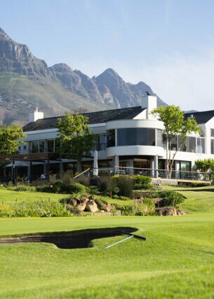 Der Erinvale Golf Club vor den Bergen von Südafrika.