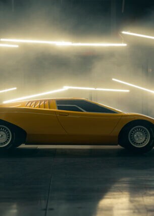 Ein gelber Sportwagen in einem Studio mit Neonröhren und Nebelschwaden