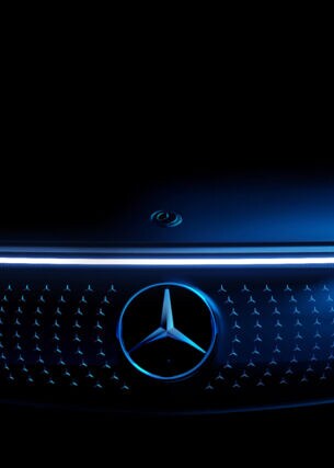 Detail der Front eines Mercedes-Benz-Fahrzeugs.