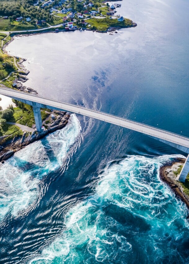 Luftaufnahme der Verwirbelungen des Gezeitenstroms Saltstraumen in Norwegen