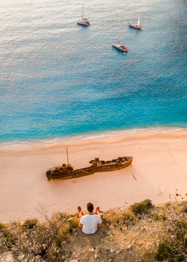 Blick aus der Vogelperspektive auf den griechischen Shipwreck Beach, auf dem ein Schiffswrack liegt