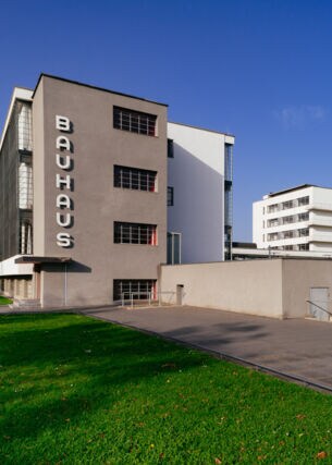 Außenansicht des Bauhaus-Gebäudes in Dessau