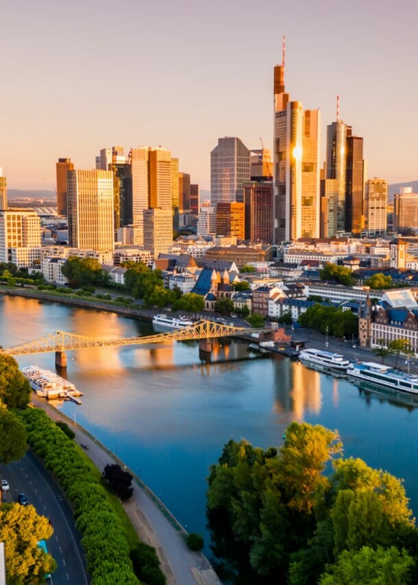 Luftaufnahme von Stadtpanorama Frankfurt am Main bei Abenddämmerung
