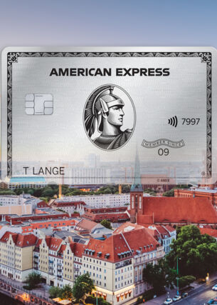 Fotocollage einer silbernen American Express Kreditkarte vor der Skyline von Berlin.