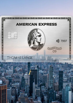 Fotocollage einer silbernen American Express Kreditkarte vor der Skyline von New York City.