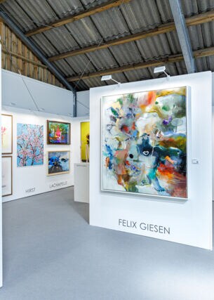 Sylt Art Fair Kunstaustellung mit Gemälden und Skulpturen in einer Bootshalle