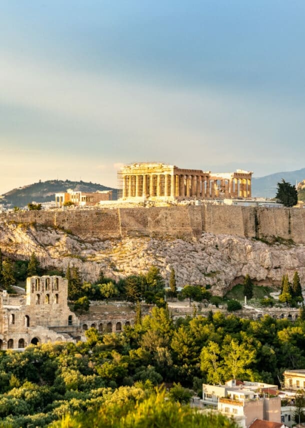 Der Burgberg Akropolis mit antiken Tempelanlagen in Zentrum Athens