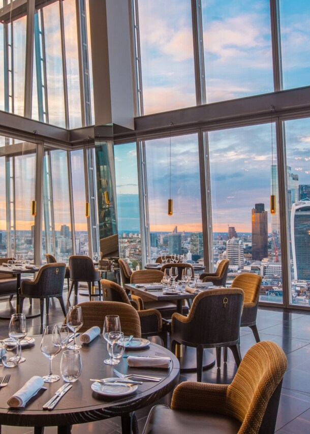 Modernes Restaurant mit Glasfassade und Panoramablick auf die Skyline Londons