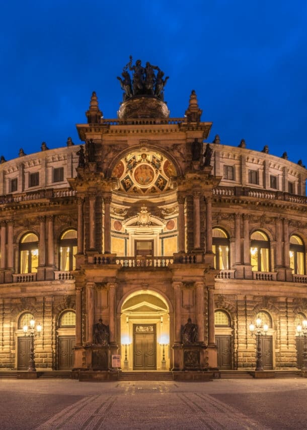 Beleuchtete Frontfassade mit Eingangsbereich der Semperoper in Dresden bei Nacht