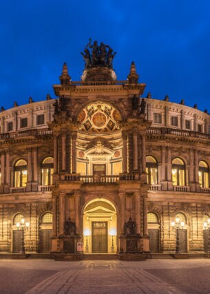 Beleuchtete Frontfassade mit Eingangsbereich der Semperoper in Dresden bei Nacht