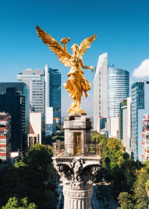 Luftaufnahme einer Siegessäule mit goldenem Engel im Zentrum von Mexiko-Stadt