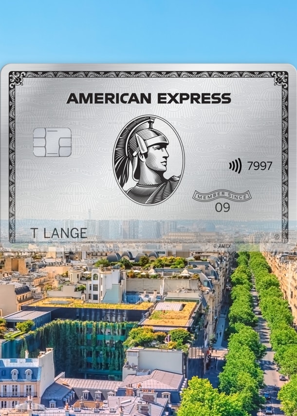 Fotocollage einer silbernen American Express Kreditkarte vor dem Stadtpanorama von Paris mit Eiffelturm.