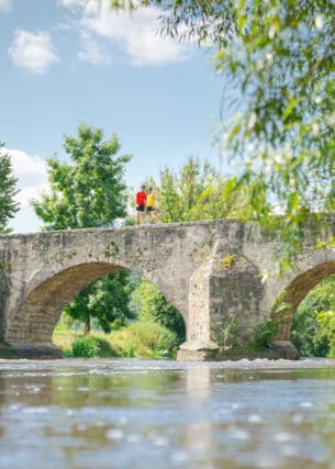 Zwei Radfahrer stehen auf der Römerbrücke bei Pfünz