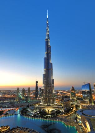 Blick auf das Burj Khalifa und die umliegenden Hochhäuser in Dubai bei Sonnenuntergang