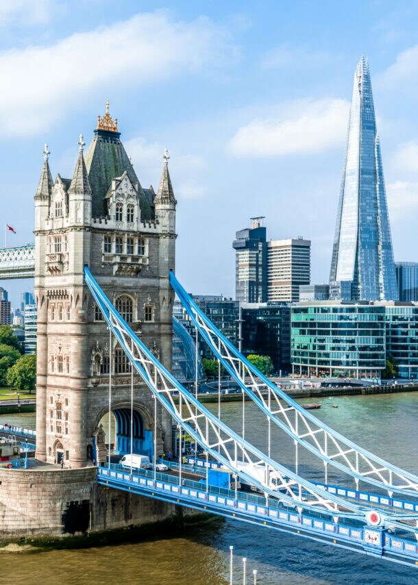 Die Klappbrücke Tower Bridge über der Themse in London