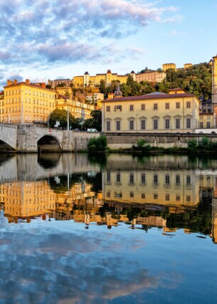 Panorama der Stadt Lyon, das sich im Fluss spiegelt
