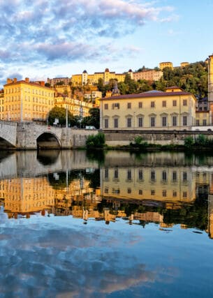 Panorama der Stadt Lyon, das sich im Fluss spiegelt