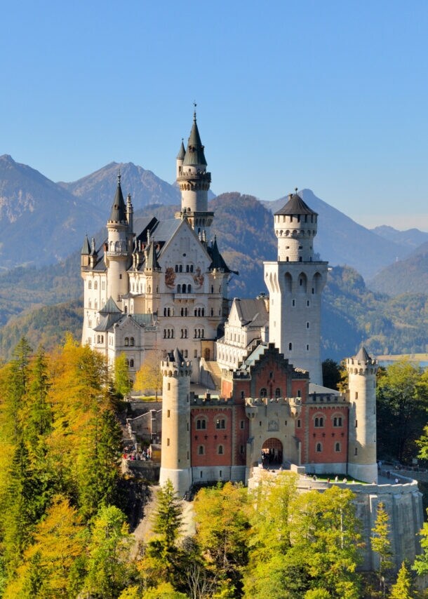 Schloss Neuschwanstein, eingebettet in bewaldete Berglandschaft