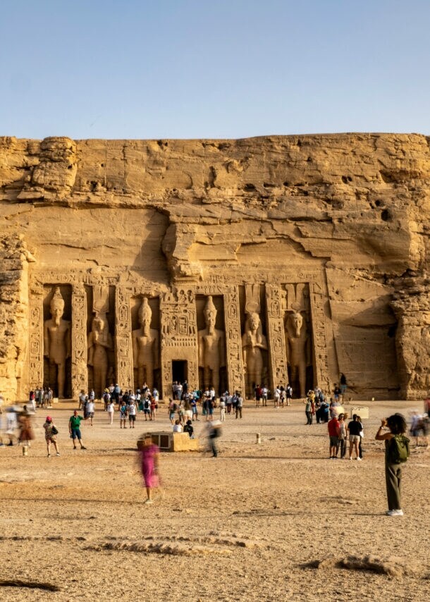 Besucher vor der Tempelanlage Abu Simbel mit in den Felsen geschlagenen Skulpturen