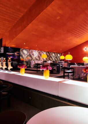 Innenraum eines modernen Restaurants im Retrostil mit gelben Lampen