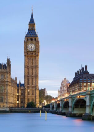 Der Big Ben und das Palace of Westminster mit der Themse im Vordergrund.