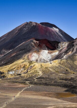 Ein dunkler Vulkan mit roten Farbverläufen in karger Landschaft