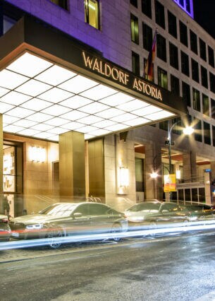 Beleuchteter Eingang des Waldorf Astoria Hotels in Berlin