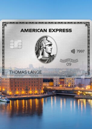 Freisteller einer Platinum Card von American Express vor der abendlich erleuchteten Skyline von Stockholm.