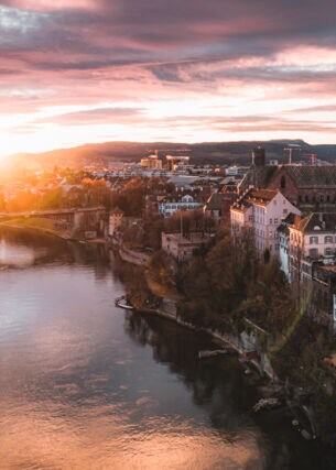 Blick über den Rhein und einen Teil von Basel in der Abendsonne.