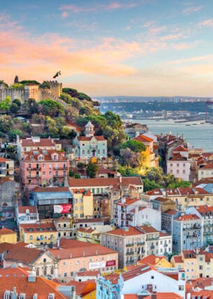 Stadtpanorama von Lissabon mit Burg auf einem Hügel.