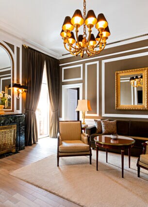 Luxuriöse Hotelsuite im elegantem, klassischem Design n Brauntönen.