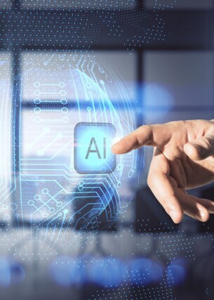 Fotomontage einer Hand, die auf eine Computergrafik mit einem AI-Icon zeigt.