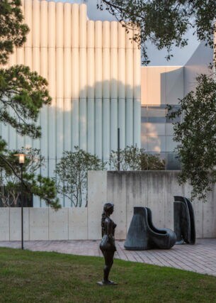 Modernes Museumgebäude aus Beton mit Skulpturengarten.