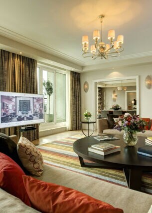 Wohnzimmer in einer großzügigen, edlen Hotelsuite mit Balkonterrasse im Zentrum Münchens.